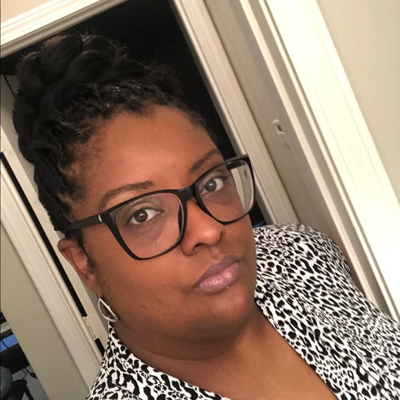 Meet your Posher, Amanda - Picture 2 of 4